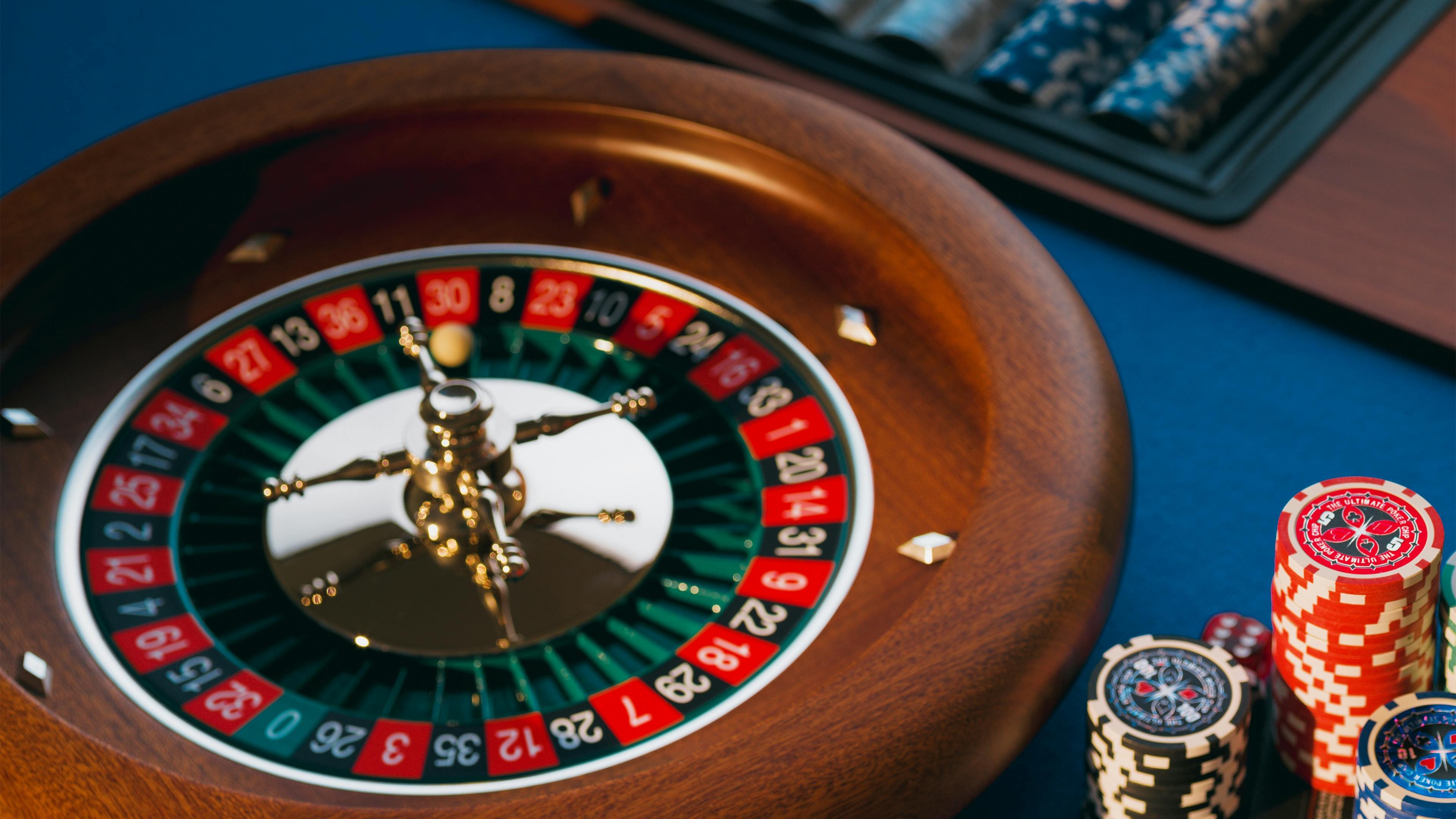 Slot machine reels and online slot game selection
